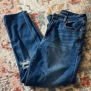 American Eagle “Mom Jean” stretch fit (size 6)
